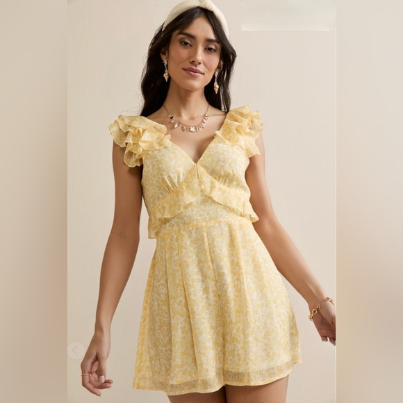 Francesca's Collections Pants - Francesca’s Kadence Yellow Flutter Sleeve Romper.  Size XS